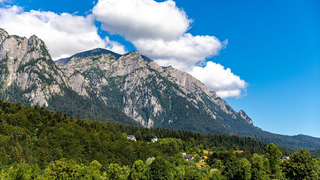 Cum ar fi să locuiești aproape de culmile Bucegilor? Descoperă case și apartamente de v&acirc;nzare &icirc;n Bușteni, perfect &icirc;ncadrate &icirc;n peisajul montan