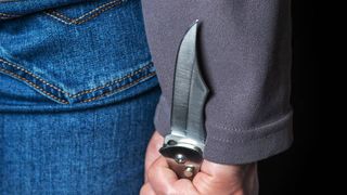 cutit tinut in mana de barbat