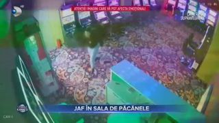 VIDEO- Jaf &icirc;n sala de păcănele.  Casierița s-a luptat cu hoțul pentru a nu-l lăsa să scape cu banii furați