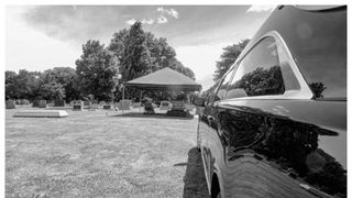 Bărbat &icirc;nviat morți