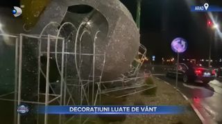 VIDEO - Decorațiuni luate de vânt în centrul Aradului. Orașul a fost sub cod galben de vânt