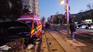 VIDEO- Accident rutier &icirc;n Constanța. O Ambulanță SMURD a fost lovită de o mașină. Trei persoane au ajuns la spital