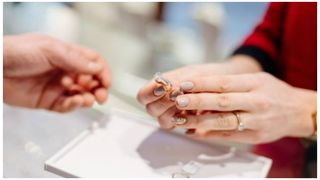 Românii dau năvală la amanet și case de schimb valutar