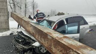 Accident grav &icirc;n județul Olt: un limitator de &icirc;nălțime a căzut peste o mașină