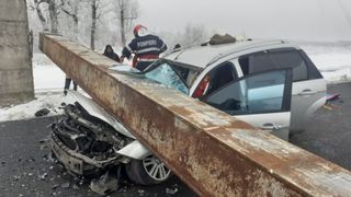 Limitator căzut peste mașină