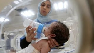 Bebelușul rămas orfan &icirc;n urma ultimului atac aerian din Gaza