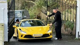 Soția unui milionar a rămas blocată trei ore &icirc;n mașina Ferrari de 350.000 euro. Fosta gardă de corp a lui Michael Jackson, intervenție de urgență