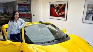 Soția unui milionar a rămas blocată trei ore &icirc;n mașina Ferrari de 350.000 euro