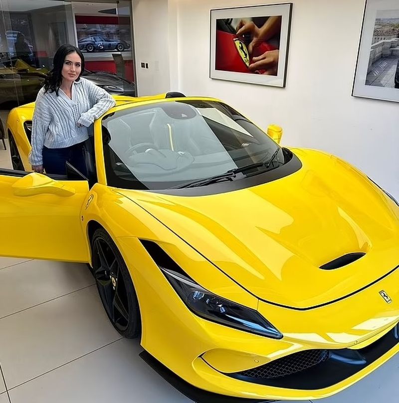 Soția unui milionar a rămas blocată trei ore în mașina Ferrari de 350.000 euro