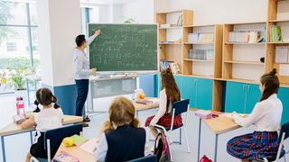 Bursele de merit se acordă fie &icirc;n baza mediei generale anuale