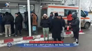VIDEO- Striviți de limitatorul de viteză. Bara metalică a fost agățată de un camion cu un transport agabaritic, apoi s-a prăbușit peste o mașină și a ucis o femeie