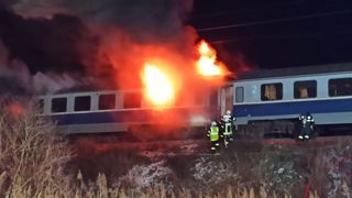 VIDEO. Un tren de pasageri a luat foc &icirc;n mers. Au ars "ca torțe vii" două vagoane din trenul accelerat