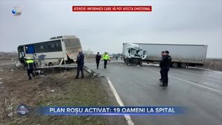 VIDEO- Plan roșu activat: 19 oameni au ajuns la spital. Un tir și un autocar s-au izbit violent