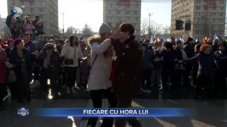 VIDEO- Fiecare cu hora lui. La Iași, politicienii și oamenii de r&acirc;nd nu au dat m&acirc;nă cu m&acirc;nă