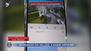 VIDEO- Răzbunare din gelozie: 5 mașini distruse. A intrat cu mașina &icirc;n autoturismul soției sale, apoi a lovit și incendiat alte 4 mașini