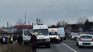 VIDEO - Accident grav între București și Oltenița! O mașină a intrat în coliziune cu o dubă/ Trei victime implicate/ Imagini exclusive de la fața locului