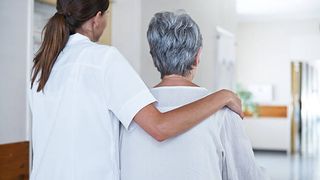 doctor tanar cu pacient batrana