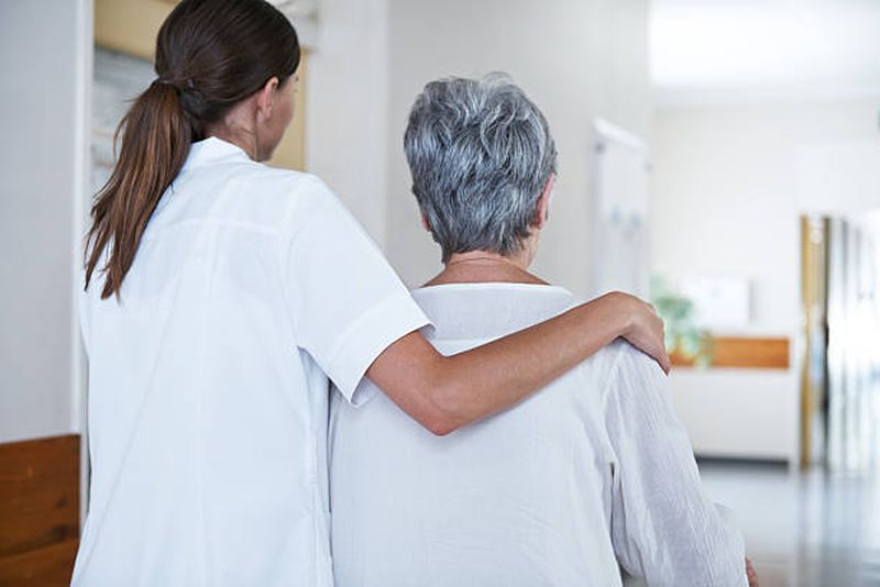 doctor tanar cu pacient batrana