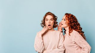 femei care impartasesc un secret