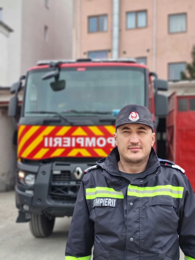 Marian Rădoacă lucrează ca pompier în cadrul Inspectoratului pentru Situaţii de Urgenţă "Oltenia" al judeţului Dolj de 19 ani 