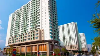 Blocul de pe care a sărit parașutistul britanic&nbsp;