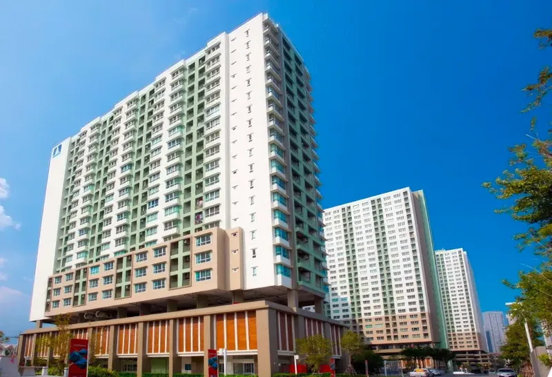 Blocul de pe care a sărit parașutistul britanic 