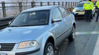 Șoferul a fost extras de sub autoturism