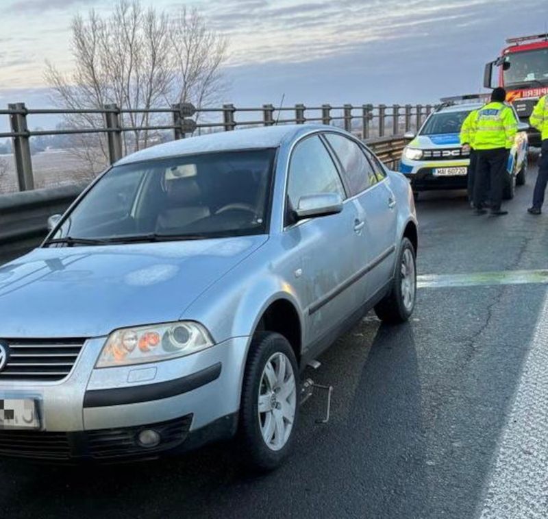 Șoferul a fost extras de sub autoturism