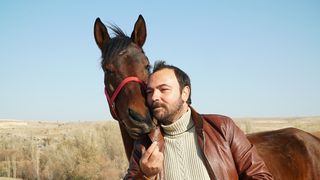 Gestul emoționant făcut de unul dintre actorii serialului “Poveste din Anatolia” – și-a donat unicul lucru de valoare pentru o cauză nobilă. “Nu am putut să stau deoparte și să mă gândesc la confortul meu, știind că alții suferă”