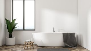 Stilul minimalist este și &icirc;n acest an o opțiune populară pentru baie. Află cum &icirc;l poți adapta spațiului tău!