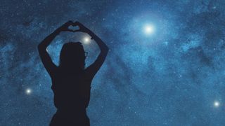 femeie care face o inimioara