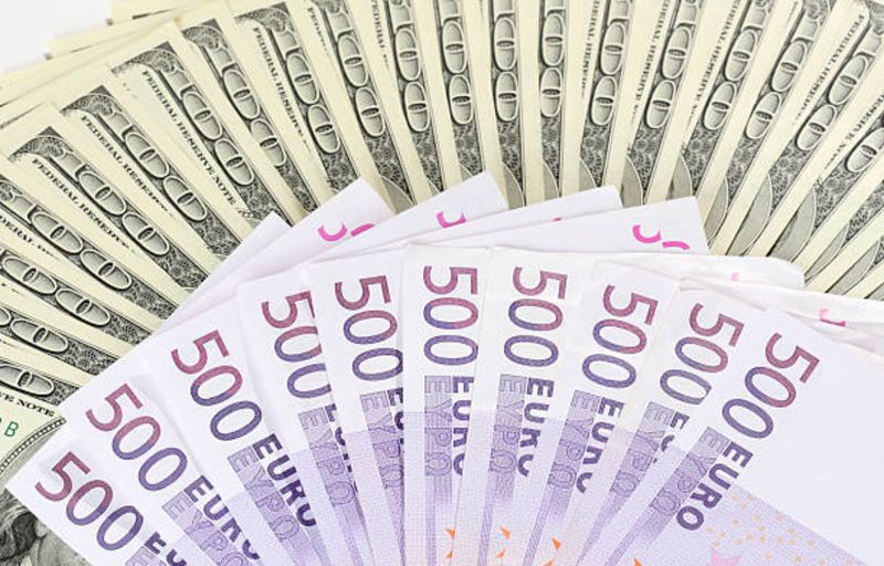 bancnote dolari euro