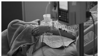 O femeie a ales sinuciderea asistată, după ce și-a pierdut copilul. Incredibil  cum a fost anunțat soțul acesteia despre deces