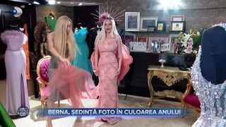 VIDEO- Berna, ședință foto în culoarea anului. Blondina este hotărâtă să se focuseze mai mult pe activitățile profesionale