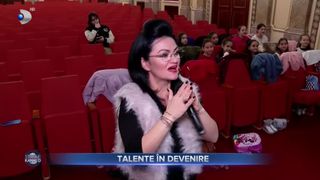 VIDEO- Talente în devenire. Sub îndrumarea unor profesori de canto, zeci de copii aduc zâmbetele pe chipurile celor ce îi ascultă