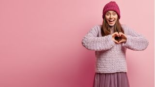 fata fericita care face o inimioara