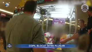 VIDEO- Copil blocat &icirc;ntr-o mașinărie cu jucării! Cum a avut loc incidentul?