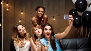 prietene care isi fac o poza la petrecere