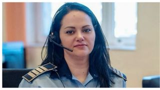 Ea este Ramona, dispecerul de la Poliția Capitalei.