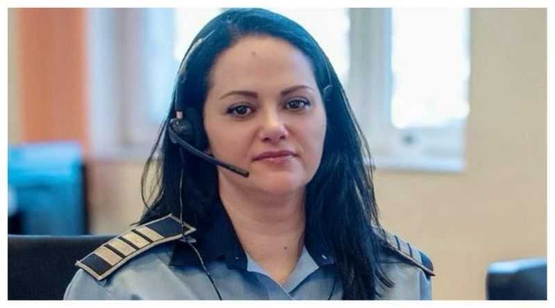 Ea este Ramona, dispecerul de la Poliția Capitalei.