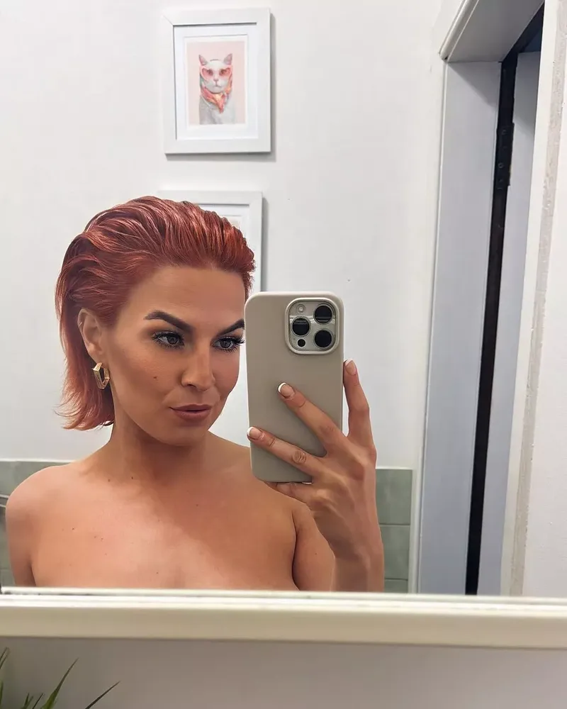 Modelul celebru s-a dezbrăcat nud, dar altceva a atras privirea fanilor ei