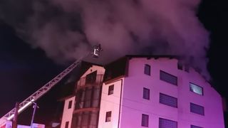 VIDEO. O pensiune din Călimănești, &icirc;n flăcări. Incendiu masiv  &icirc;n stațiunea turistică din V&acirc;lcea