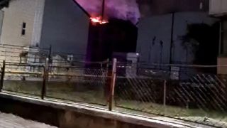 O pensiune turistică din Călimănești, &icirc;n flăcări. Incendiu masiv  &icirc;n stațiunea din V&acirc;lcea