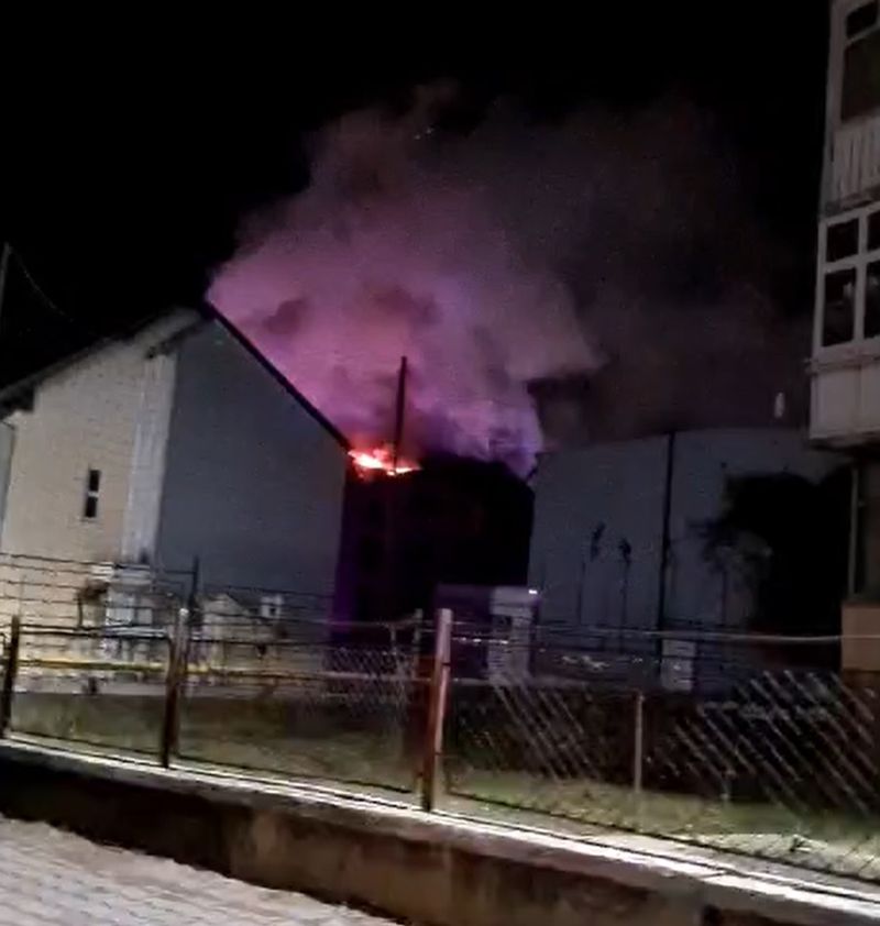O pensiune turistică din Călimănești, în flăcări. Incendiu masiv  în stațiunea din Vâlcea
