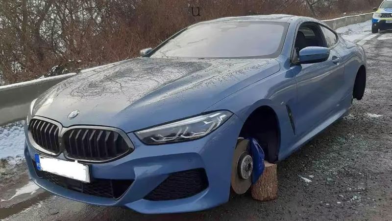 Mașină lăsată fără roți pe DN1