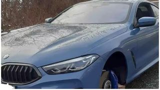 Greșeala unui șofer care și-a parcat BMW-ul de lux pe marginea unui drum național. Cum și-a găsit mașina