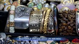VIDEO - Bijuteriile vintage aduc un aer nou. Cum purtăm aceste accesorii cu poveste?