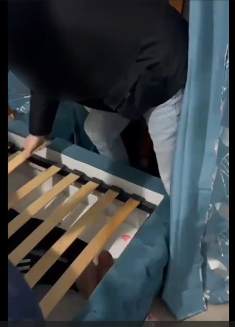 Suspect în 90 de furturi, găsit sub pat