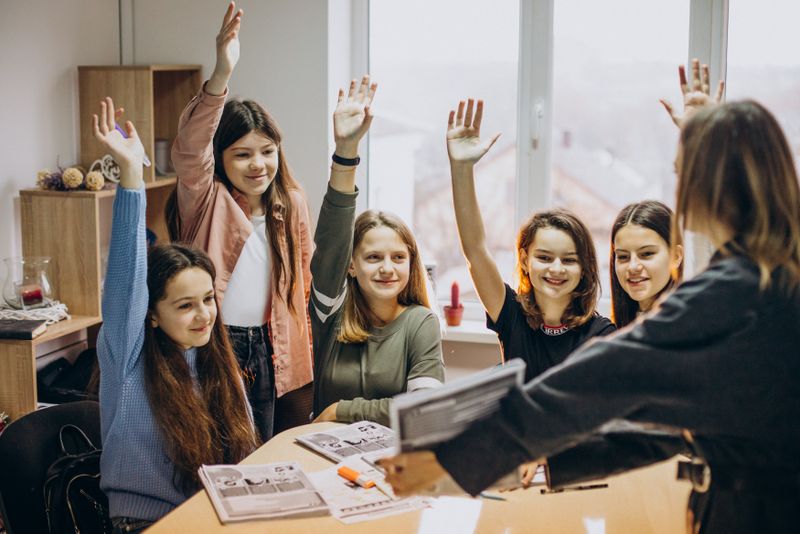 elevi scoala profesor