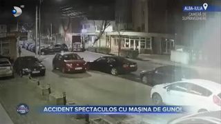 VIDEO- Accident spectaculos cu mașina de gunoi. Un șofer a lovit 5 autoturisme parcate pe o stradă din Alba-Iulia